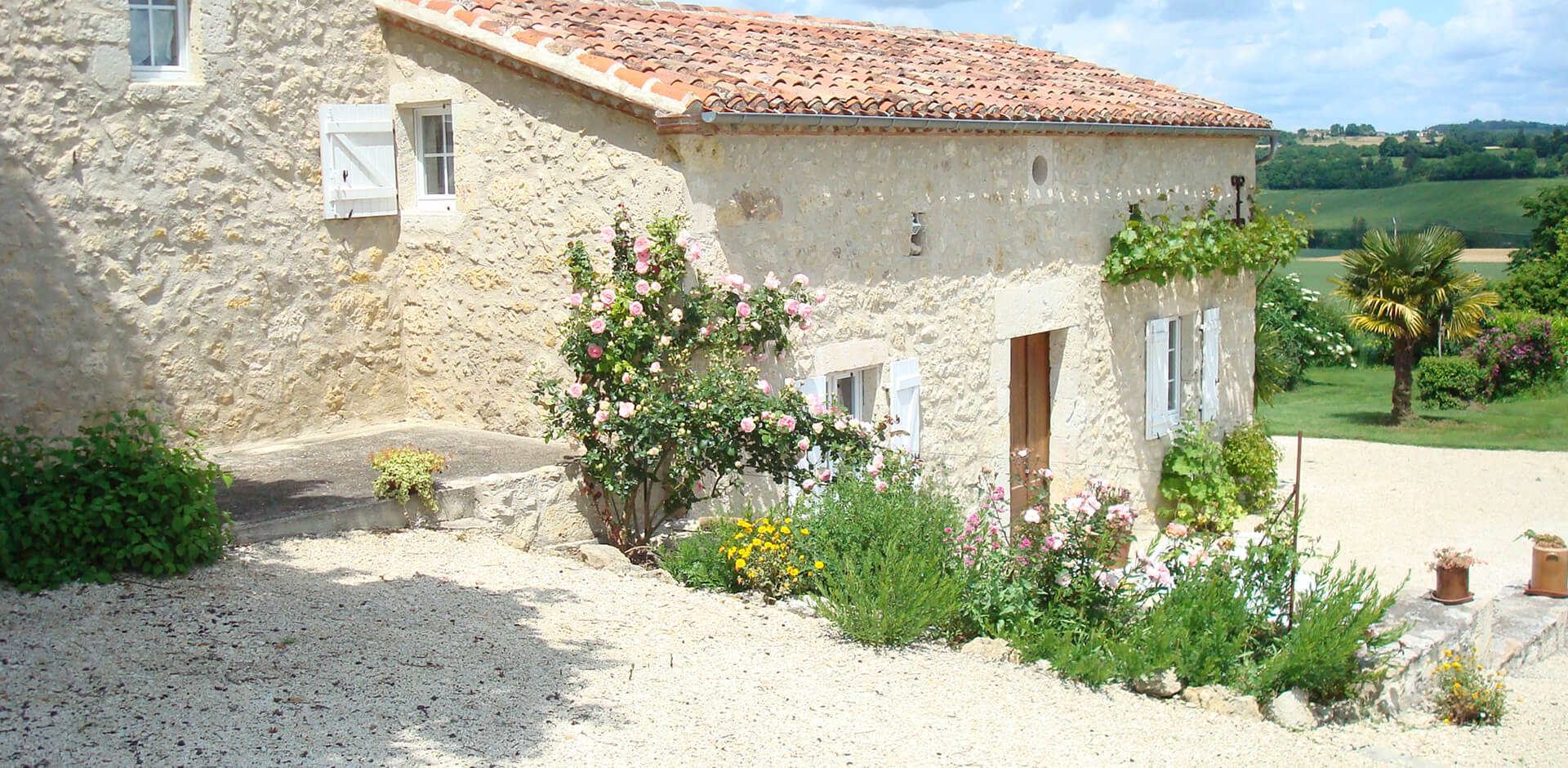 Facade et jardin de notre gîte situé dans le Gers