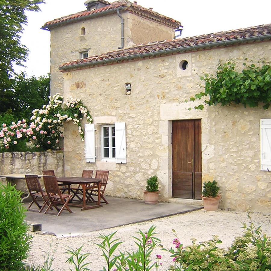 Facade et terrasse du gîte le Pigeonnier